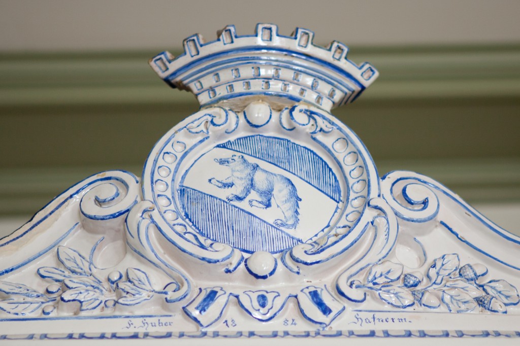 Erlacherhof - Wappen auf Zimmerofen